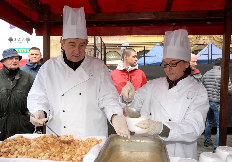 Babiš a Krnáčová nalévali polévku na Staromáku