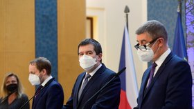 Ministr zahraničních věcí Jakub Kulhánek (ČSSD), ministr vnitra Jan Hamáček (ČSSD) a premiér Andrej Babiš (ANO) před jednáním vlády (22.4.2021)