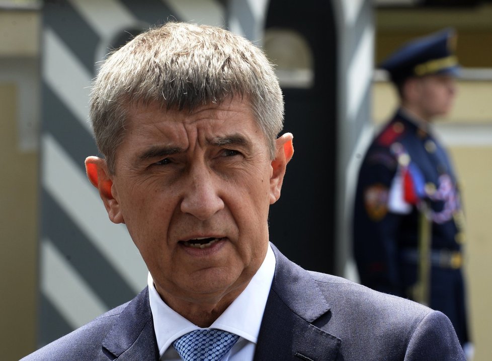 Ministr financí Andrej Babiš v Lánech s novináři po setkání s prezidentem Milošem Zemanem