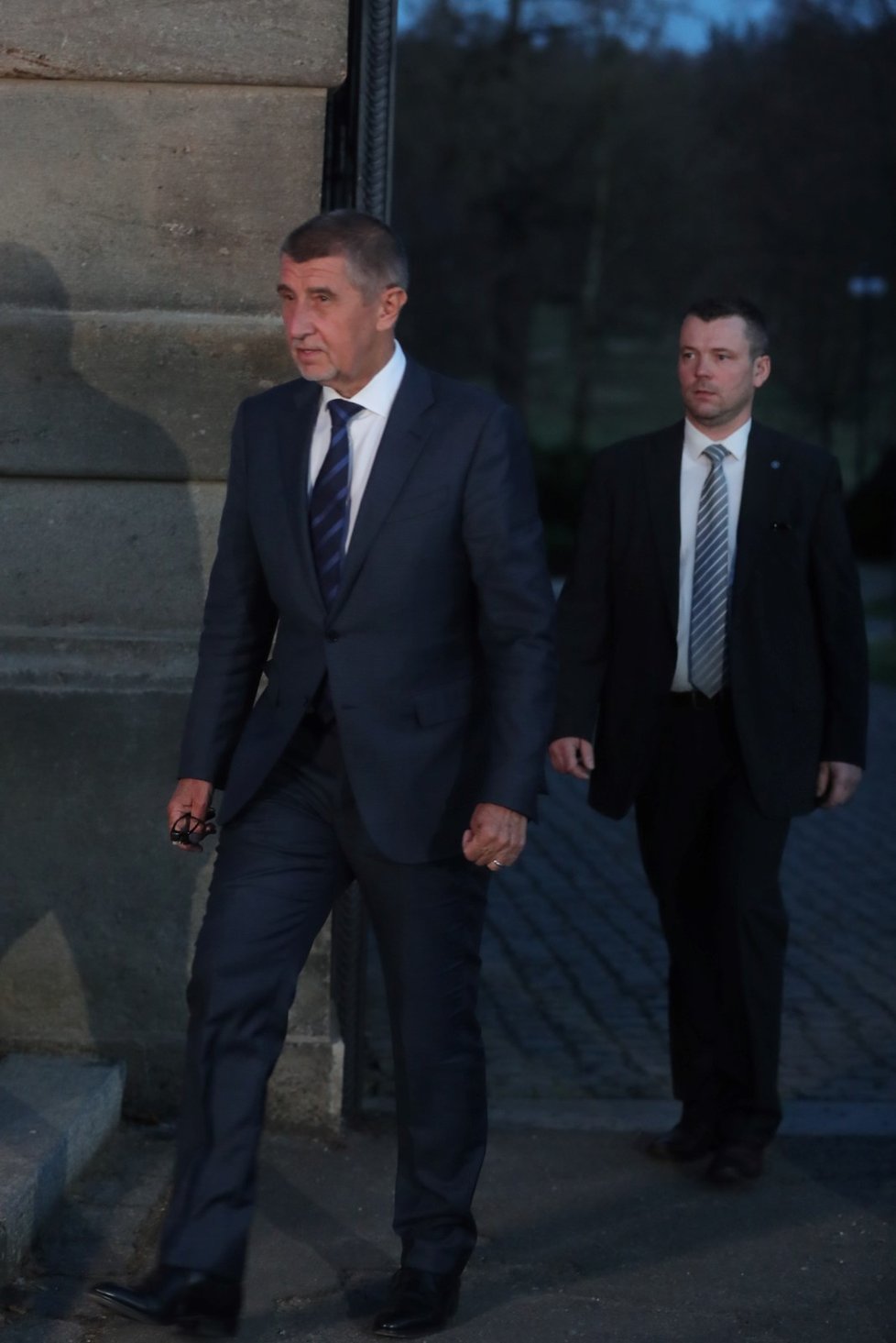 Premiér v demisi Andrej Babiš opouští zámek v Lánech, kde s prezidentem Milošem Zemanem mluvil o dalších vyjednáváních při sestavování nové vlády