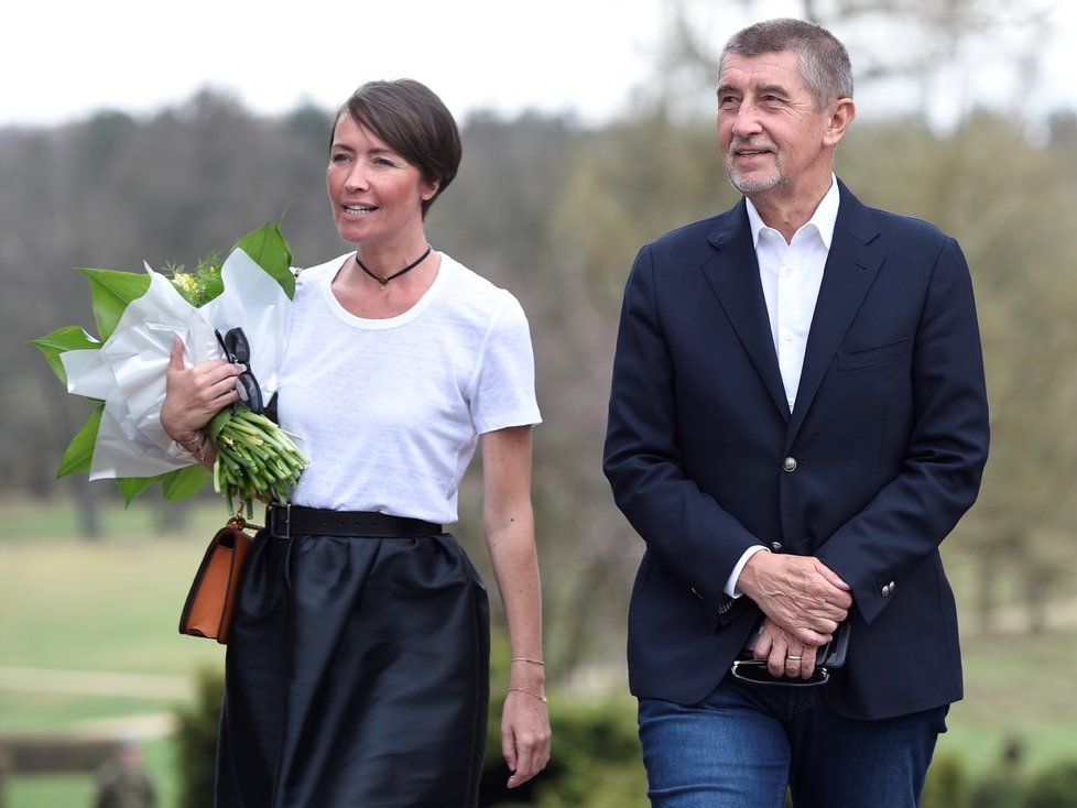 Premiér v demisi Andrej Babiš a mluvčí hnutí ANO Lucie Kubovičová odcházejí 15. dubna ze schůzky s prezidentem zemanem na zámku v Lánech. Babiš po schůzce změnil názor na útok v Sýrii (15.4.2018)