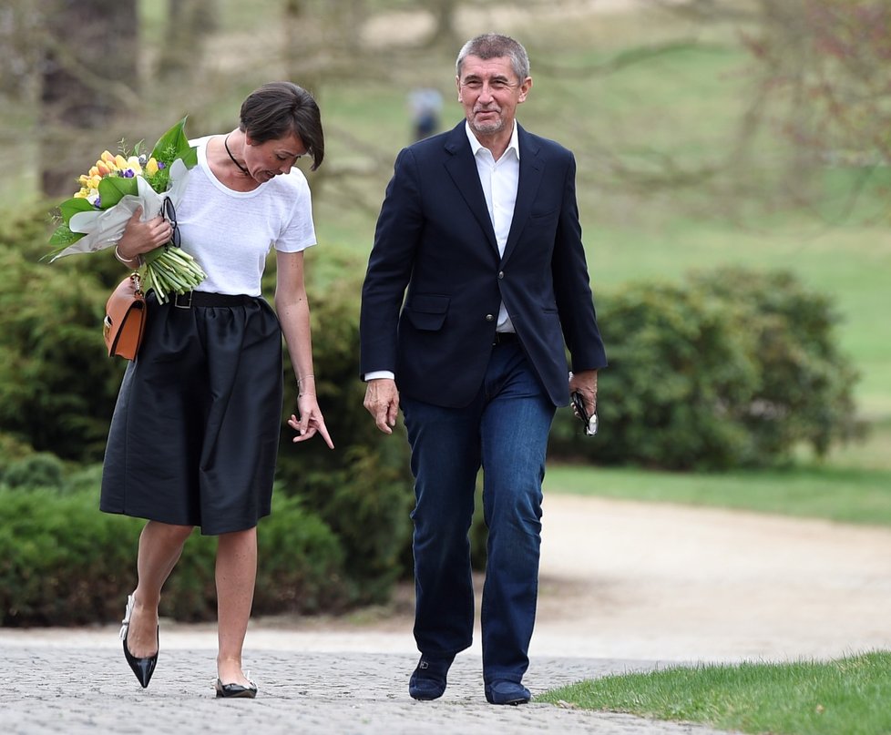 Premiér v demisi Andrej Babiš a mluvčí hnutí ANO Lucie Kubovičová odcházejí 15. dubna ze zámku v Lánech. Babiš se setkal opět s prezidentem Milošem Zemanem.