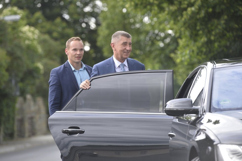 Ministr financí a předseda hnutí ANO Andrej Babiš přijel 13. června na zámek v Lánech  na schůzku s prezidentem Milošem Zemanem kvůli sporům o reorganizaci policie.