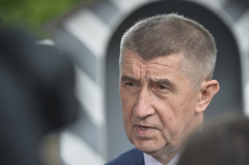 Ministr financí a předseda hnutí ANO Andrej Babiš přijel 13. června na zámek v Lánech  na schůzku s prezidentem Milošem Zemanem kvůli sporům o reorganizaci policie.