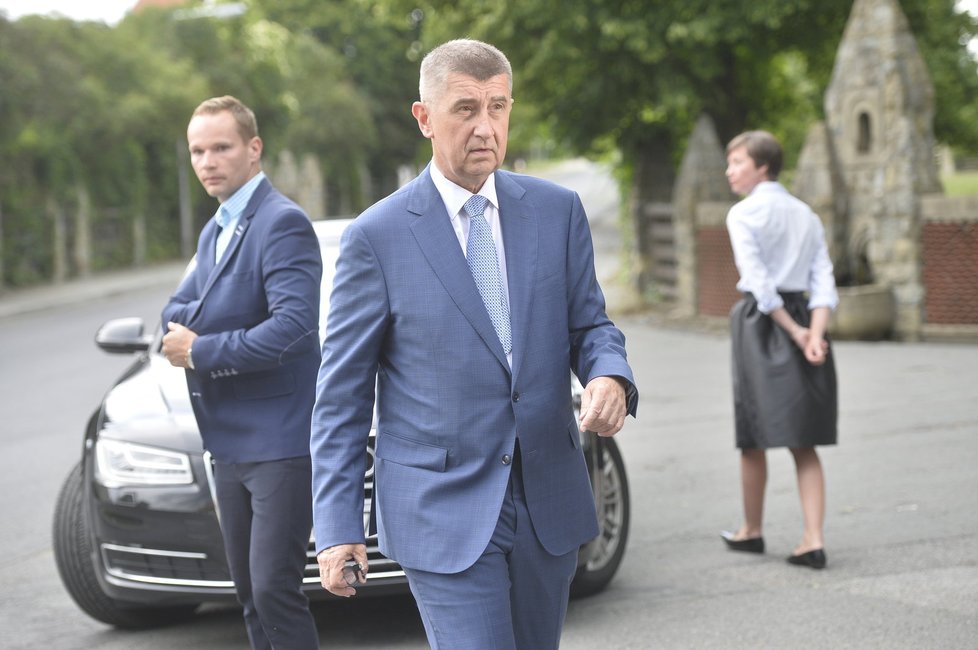 Ministr financí a předseda hnutí ANO Andrej Babiš přijel 13. června na zámek v Lánech  na schůzku s prezidentem Milošem Zemanem kvůli sporům o reorganizaci policie.