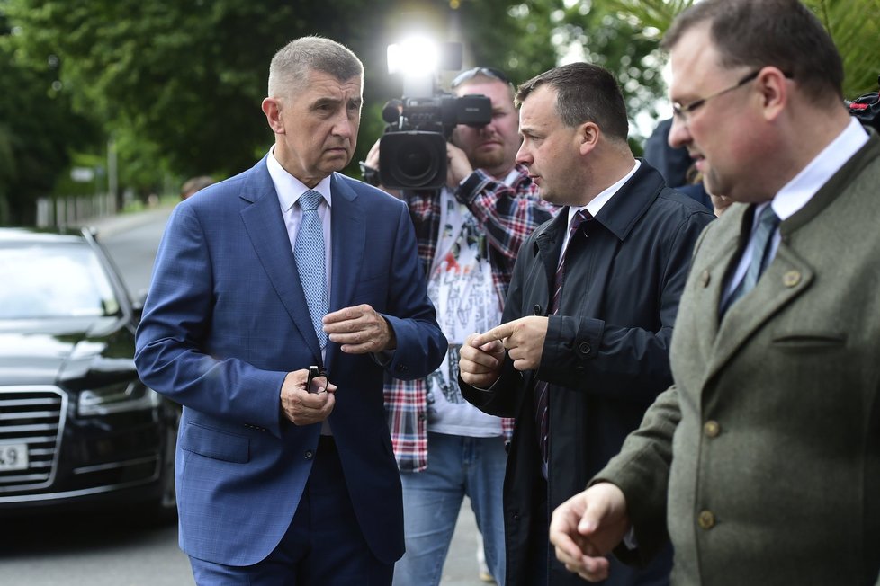 Ministr financí a předseda hnutí ANO Andrej Babiš přijel 13. června na zámek v Lánech  na schůzku s prezidentem Milošem Zemanem kvůli sporům o reorganizaci policie.