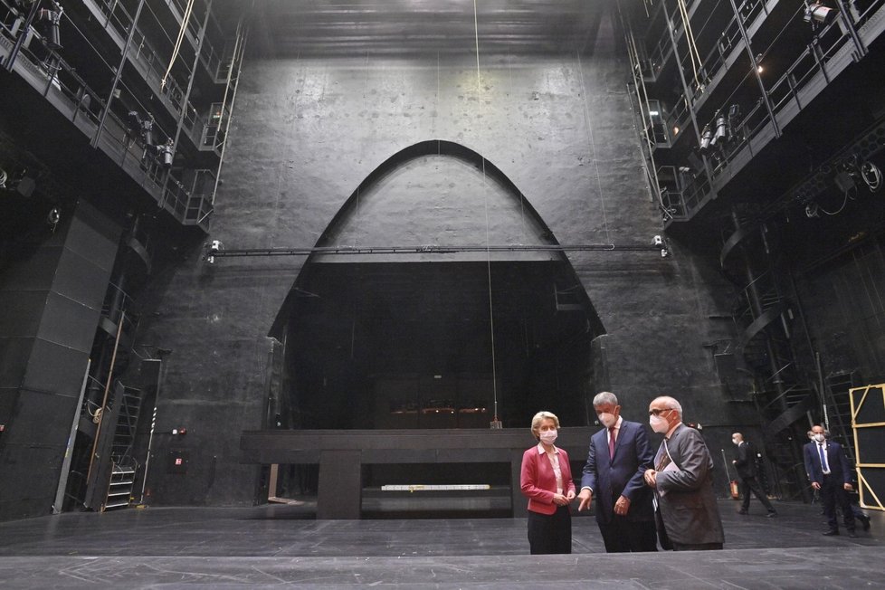 Zleva předsedkyně Evropské komise Ursula von der Leyenová, premiér Andrej Babiš a generální ředitel Národního divadla Jan Burian při prohlídce budovy Státní opery 19. července 2021 v Praze