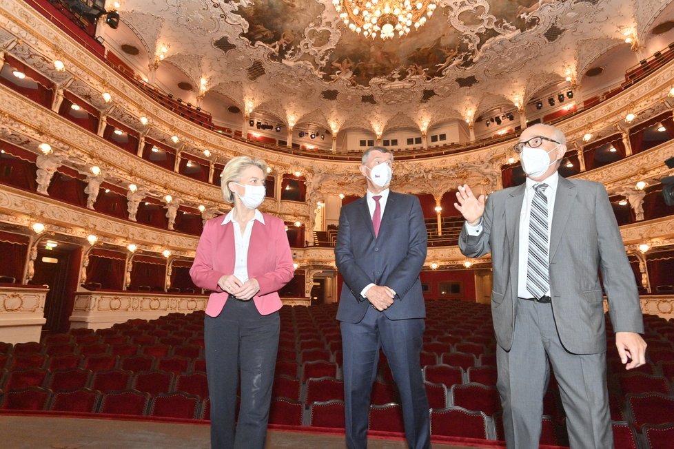 Zleva předsedkyně Evropské komise Ursula von der Leyenová, premiér Andrej Babiš a generální ředitel Národního divadla Jan Burian při prohlídce budovy Státní opery 19. července 2021 v Praze