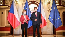 Český premiér Andrej Babiš (ANO) a šéfka Evropské komise Ursula von der Leyenová v Česku (21. 7. 2021)