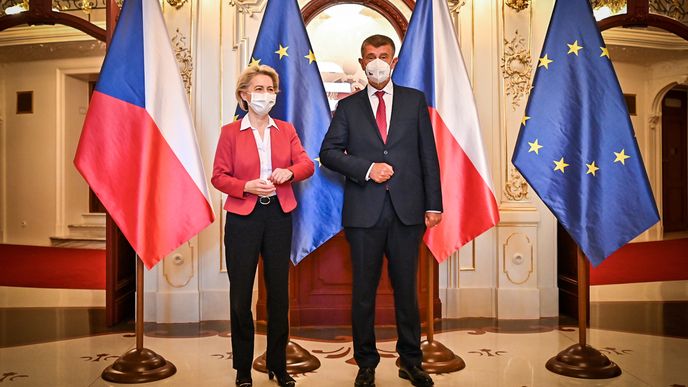 Český premiér Andrej Babiš (ANO) a šéfka Evropské komise Ursula von der Leyenová v Česku (21. 7. 2021)