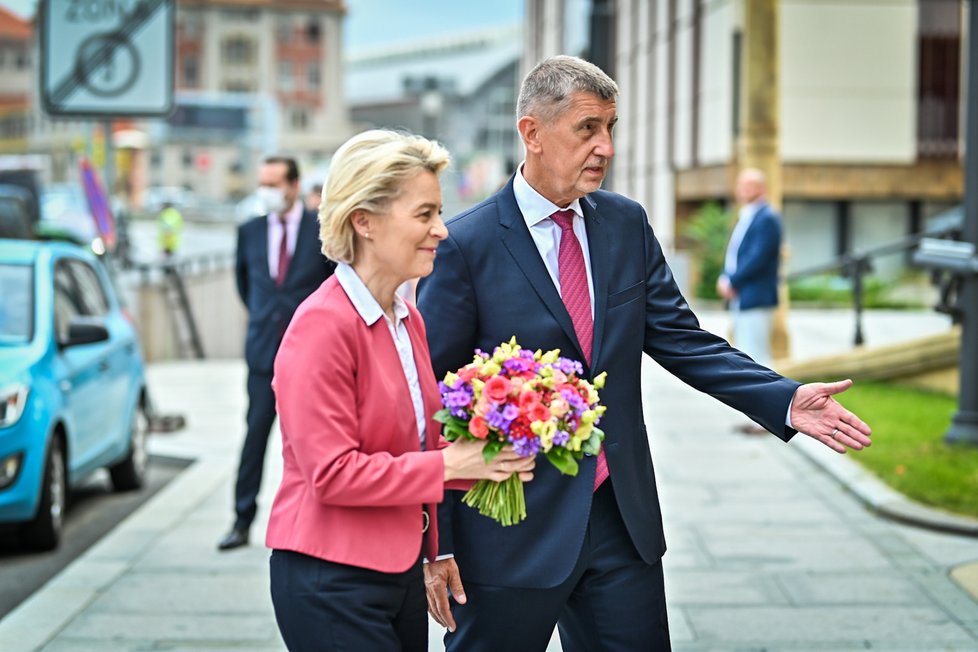 Český premiér Andrej Babiš (ANO) a šéfka Evropské komise Ursula von der Leyenová v Česku (21. 7. 2021)