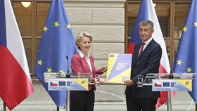 Předsedkyně Evropské komise Ursula von der Leyenová a premiér Andrej Babiš (ANO) vystoupili na tiskové konferenci 19. července 2021 v Praze