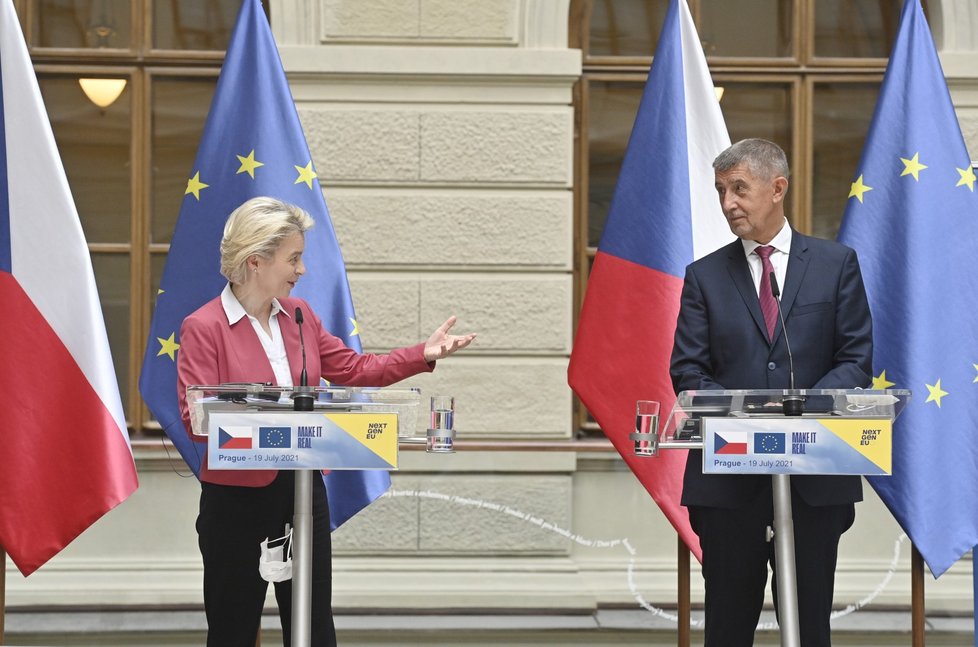 Předsedkyně Evropské komise Ursula von der Leyenová a premiér Andrej Babiš (ANO) vystoupili na tiskové konferenci 19. července 2021 v Praze