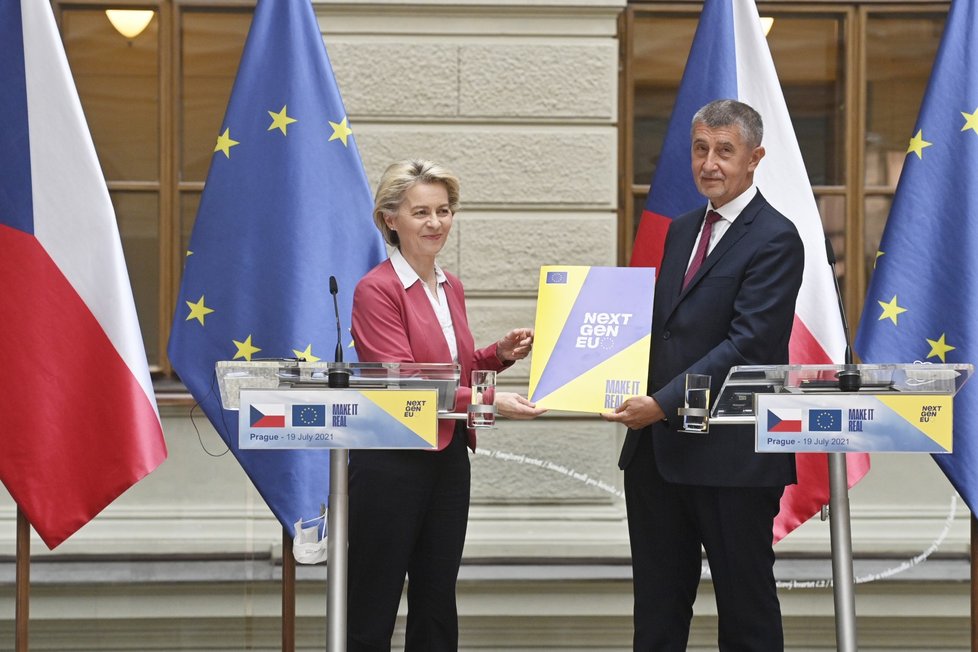 Předsedkyně Evropské komise Ursula von der Leyenová a premiér Andrej Babiš (ANO) vystoupili na tiskové konferenci 19. července 2021 v Praze