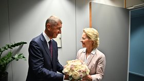 Premiér Andrej Babiš (ANO), šéfka Evropské komise Ursula von der Leyenová a kytice od Ivana Šablatúry (29. červenec 2019)