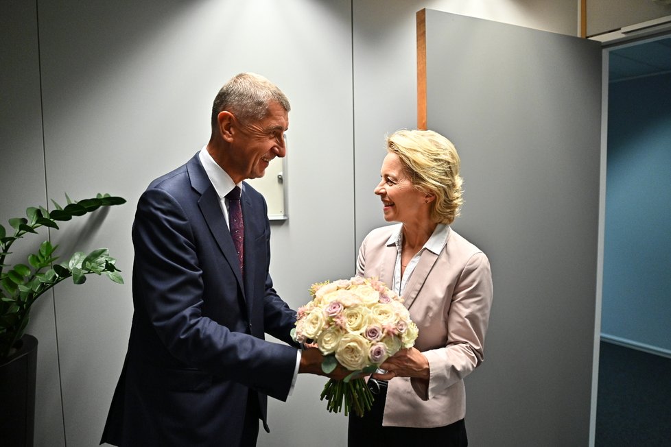 Premiér Andrej Babiš (ANO), šéfka Evropské komise Ursula von der Leyenová a kytice od Ivana Šablatúry (29. červenec 2019)