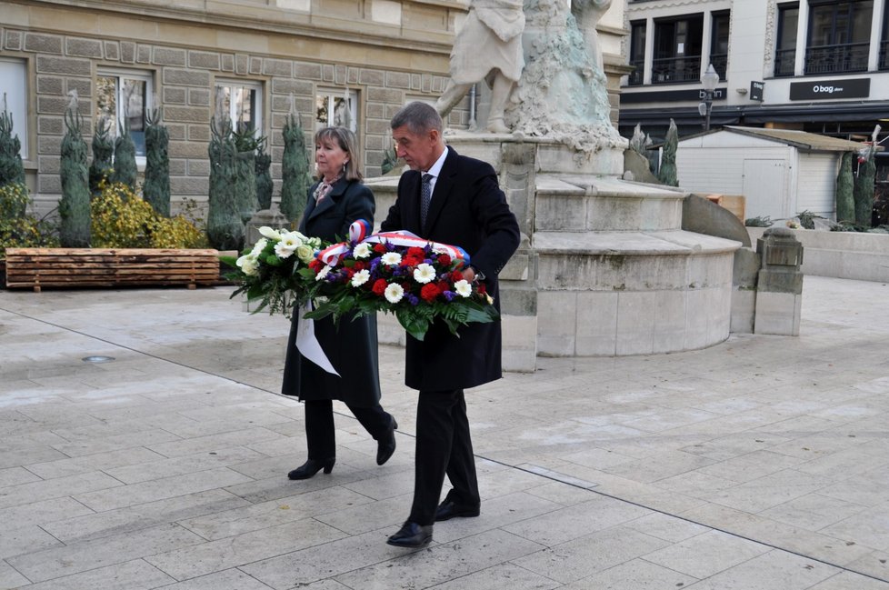 Premiér Andrej Babiš společně se starostkou Lucemburku Lydií Polferovou během návštěvy Lucemburska položil květiny a poklonil se u pamětní desky studenta Jana Palacha.