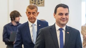 Andrej Babiš a Petr Macinka na poradě velvyslanců (24. srpna 2026)