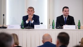 Andrej Babiš a Petr Macinka na poradě velvyslanců (24. srpna 2026)