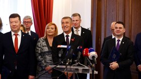 Zástupci hnutí ANO, SPD a Motoristů podepsali koaliční smlouvu