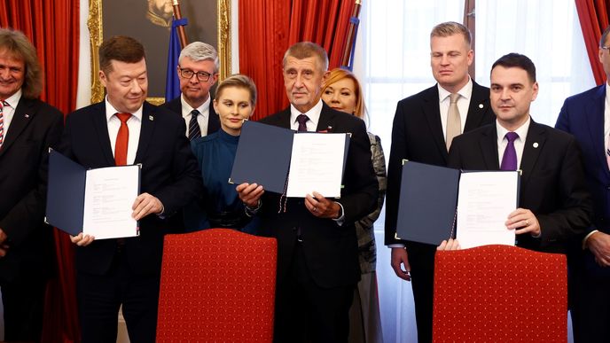 Zástupci hnutí ANO, SPD a Motoristů podepsali koaliční smlouvu Zástupci hnutí ANO, SPD a Motoristů podepsali koaliční smlouvu