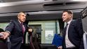 Premiér Andrej Babiš (vlevo) a ministr zahraničí Petr Macinka v autobuse před odjezdem nově jmenované vlády prezidentem Petrem Pavlem na Pražském hradě (15. 12. 2025) Premiér Andrej Babiš (vlevo) a ministr zahraničí Petr Macinka v autobuse před odjezdem nově jmenované vlády prezidentem Petrem Pavlem na Pražském hradě (15. 12. 2025)