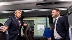 Premiér Andrej Babiš (vlevo) a ministr zahraničí Petr Macinka v autobuse před odjezdem nově jmenované vlády prezidentem Petrem Pavlem na Pražském hradě (15. 12. 2025)