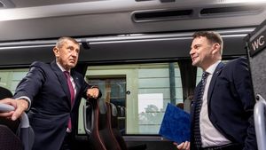 První krok Babišovy vlády: Sedla do autobusu směr Strakovka! Vítal je Fiala První krok Babišovy vlády: Sedla do autobusu směr Strakovka! Vítal je Fiala