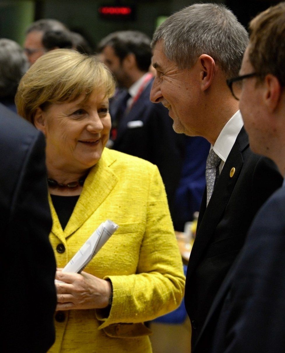 Německá kancléřka Angela Merkelová při hovoru s českým premiérem Andrejem Babišem při jednání Evropské rady v Bruselu. Kancléřka mluvila chvíli i česky