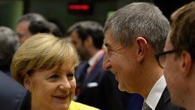 Německá kancléřka Angela Merkelová při hovoru s českým premiérem Andrejem Babišem při jednání Evropské rady v Bruselu. Kancléřka mluvila chvíli i česky.