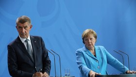 Andrej Babiš a Angela Merkelová se společně naklonili k novináři, který se ptal na aktuální dění v Chemnitzu (5. 9. 2018)