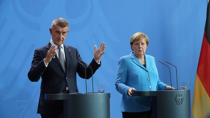 Český premiér Andrej Babiš vysvětloval německé kancléřce Angele Merkelové, že Česká republika pomáhá s migrací jinak. Je solidární v pomoci raněným, finanční pomoci i vysíláním policistů.