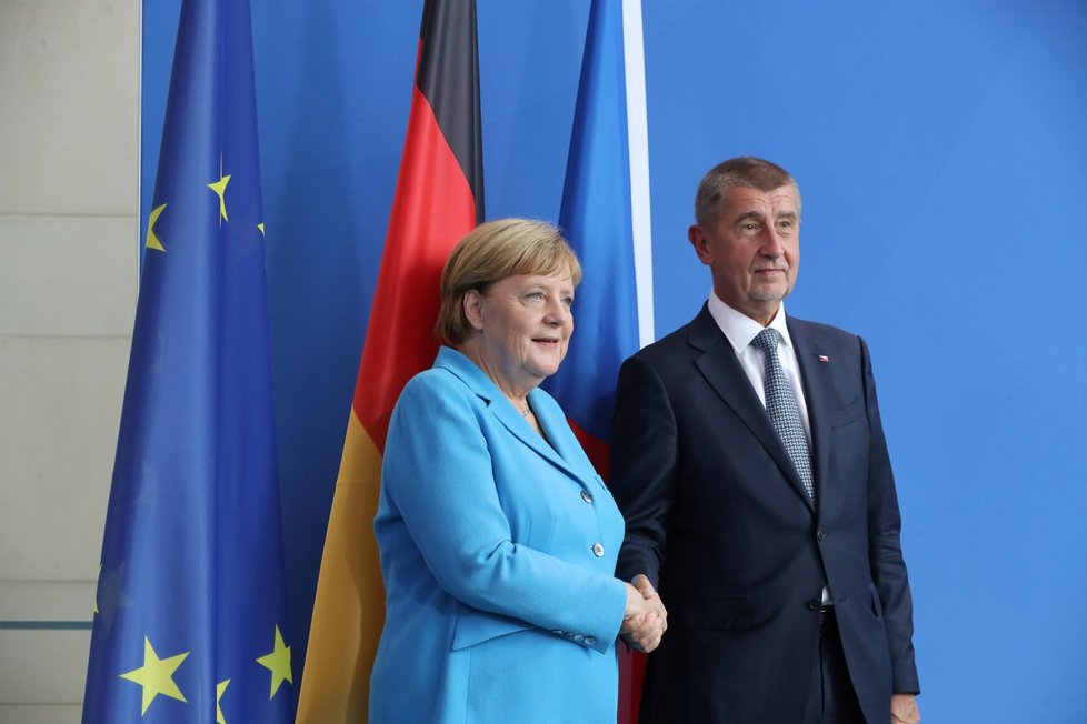 Tradiční zdravice pro novináře na konci tiskové konference. Andrej Babiš a Angela Merkelová (5. 9. 2018).