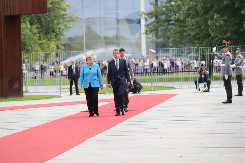 Merkelová přivítala Babiše vojenskými poctami (5. 9. 2018)