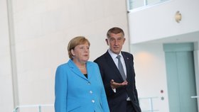 Babiš diskutoval s Merkelovou i cestou před novináři (5. 9. 2018).
