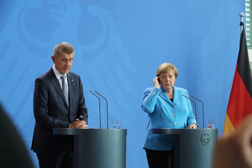 Babiš mluvil na tiskové konferenci česky i německy. Angela Merkelová proto používala sluchátka s překladem. (5. 9. 2018)