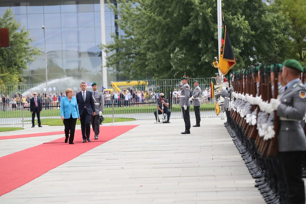 Babiš a Merkelová pozdravili před kancléřstvím nastoupené vojáky. (5. 9. 2018)