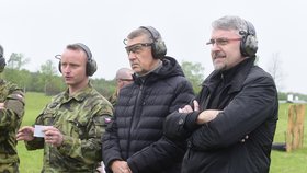 Premiér Andrej Babiš (ANO) a ministra obrany Lubomír Metnar (za ANO; 3. 5. 2019)