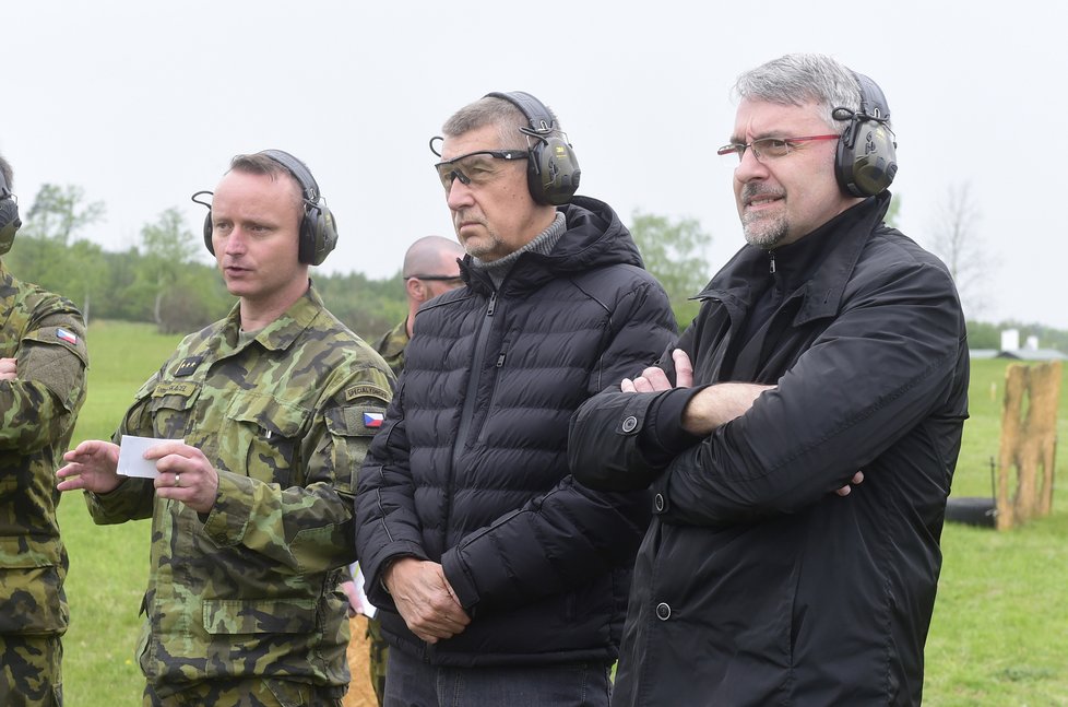 Premiér Andrej Babiš (ANO) a ministra obrany Lubomír Metnar (za ANO; 3. 5. 2019)