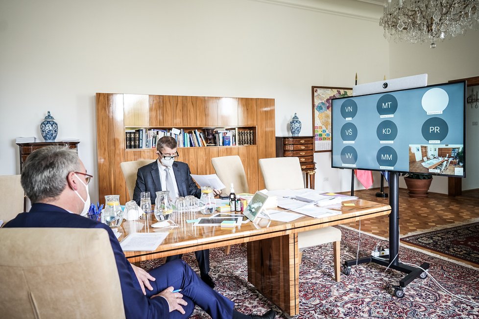 Premiér Andrej Babiš a ministr obrany Lubomír Metnar během mimořádného jednání vlády (22. 10. 2020)