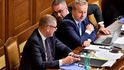 Ministr obrany Lubomír Metnar diskutuje ve vládní lavici v Poslanecké sněmovně s premiérem Andrejem Babišem