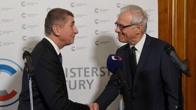 Premiér Andrej Babiš (vlevo) uvedl 18. prosince 2017 v Praze do funkce ministra kultury Ilju Šmída (vpravo).