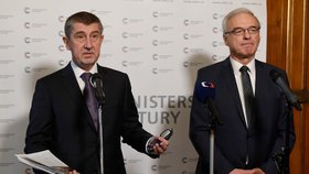 Premiér Andrej Babiš (vlevo) uvedl 18. prosince 2017 v Praze do funkce ministra kultury Ilju Šmída (vpravo).