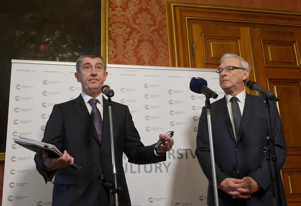 Premiér Andrej Babiš během uvedení ministra kultury Iljy Šmída do funkce