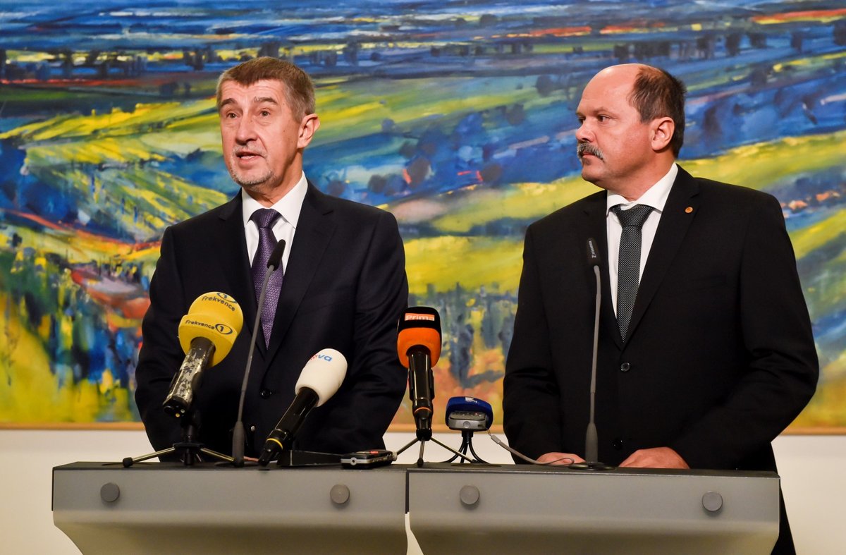 remiér Andrej Babiš (vlevo) uvedl 18. prosince 2017 v Praze do funkce ministra zemědělství Jiřího Milka (vpravo).