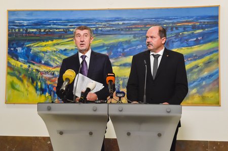 Premiér Andrej Babiš (vlevo) uvedl 18. prosince 2017 v Praze do funkce ministra zemědělství Jiřího Milka (vpravo).