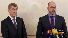 Premiér Andrej Babiš (vlevo) uvedl 18. prosince 2017 v Praze do funkce ministra školství, mládeže a tělovýchovy Roberta Plagu (vpravo).