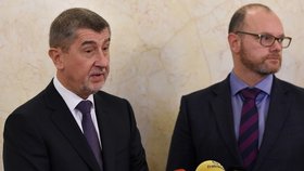 Premiér Andrej Babiš (vlevo) uvedl 18. prosince 2017 v Praze do funkce ministra školství, mládeže a tělovýchovy Roberta Plagu (vpravo).