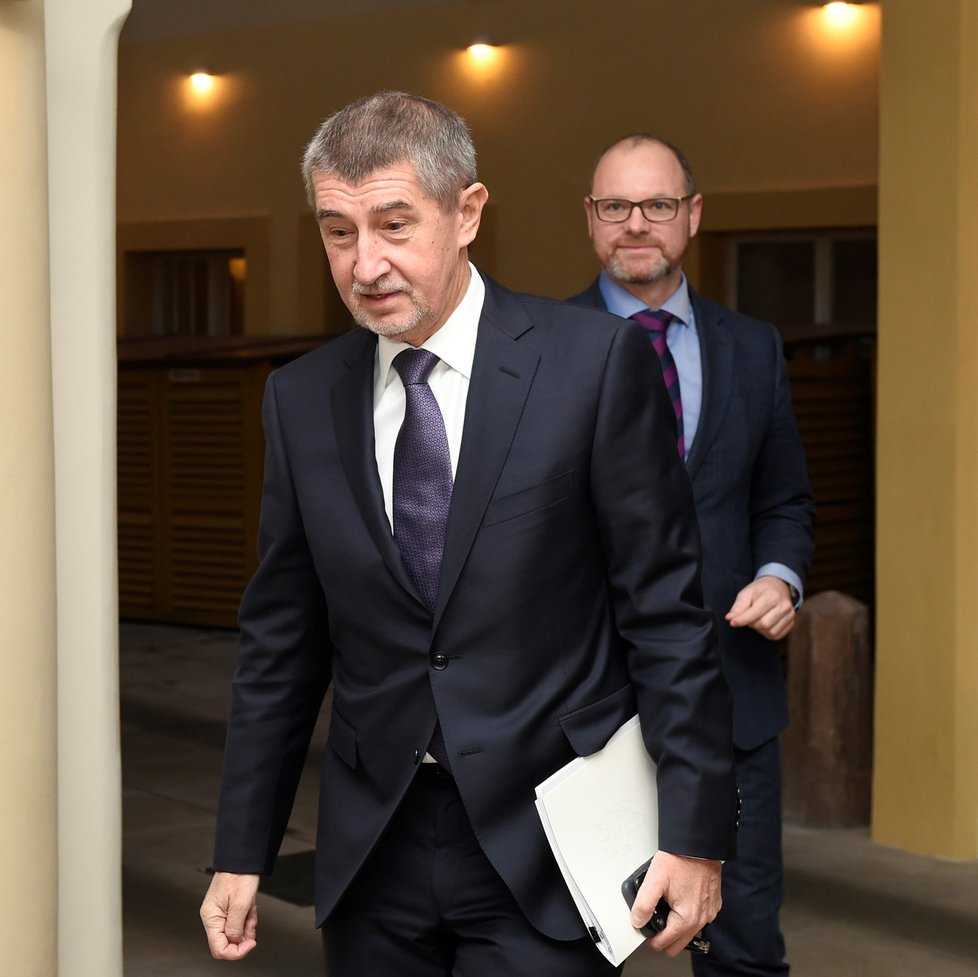 Premiér Andrej Babiš (vlevo) s ministrem školství Robertem Plagou