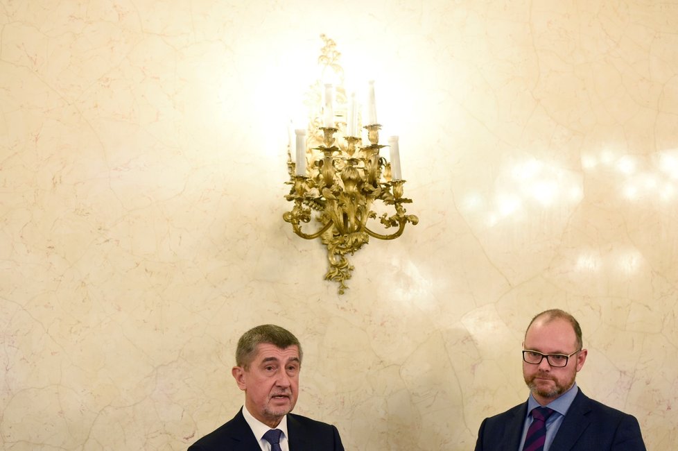 Premiér Andrej Babiš (vlevo) uvedl 18. prosince 2017 v Praze do funkce ministra školství, mládeže a tělovýchovy Roberta Plagu (vpravo).